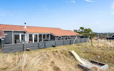 Petkana - 700M from the Sea: Toit, Architecture, Domicile, Maison, Lot Terre, Siding, Chalet, Biens, Porche, Ombre