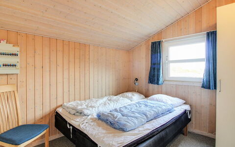Petkana - 700M from the Sea: Bois, Domicile, Chambre, Lit, Cadre De Lit, Dur, Tache De Bois, Literie, Planche, Drap De Lit