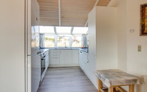 Petkana - 700M from the Sea: Sol, Cuisine, Parquet, Sol, Design Intérieur, Comptoir, Meubles, Bois, Plafond, Cabinetry