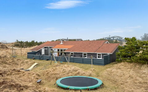 Petkana - 700M from the Sea: Maison, Domicile, Toit, Zone Résidentielle, Chalet, Biens, Ferme, Pelouse, Aménagement Paysager, Siding
