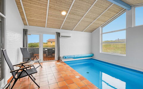 Petkana - 700M from the Sea: Maison, Domicile, Toit, Zone Résidentielle, Chalet, Biens, Ferme, Pelouse, Aménagement Paysager, Siding