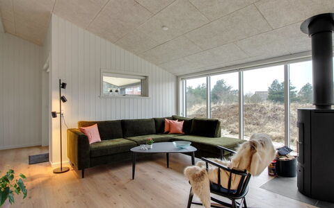 Jirina - 750M from the Sea: Sol, Plafond, Design Intérieur, Sol, Domicile, Luminaire, Parquet, Pièce, Salon