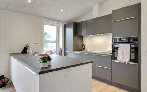 Jirina - 750M from the Sea: Cuisine, Comptoir, Sol, Design Intérieur, Appareil De Cuisine, Bois, Sol, Cabinetry, Meubles, Principaux Appliance