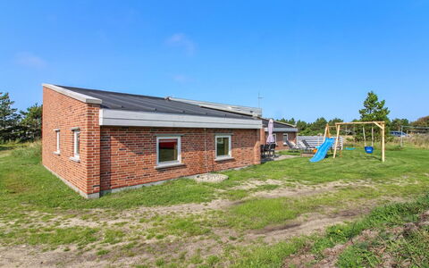 Liska - 1Km from the Sea: Bâtiment, Maison, Bois, Domicile, Toit, Chalet, Zone Résidentielle, Arbuste, Architecture