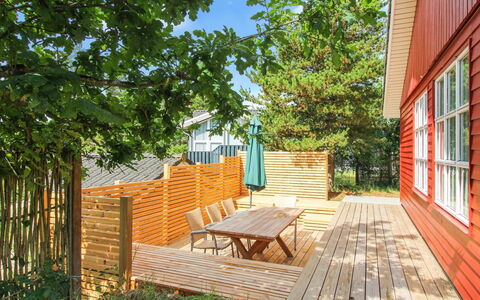 Svenja - 600M from the Sea: Maison, Chalet, Toit, Batiments Jardin, Ombre, Cabanon, Arrière-Cour, Mobilier De Jardin, Cour, Pelouse