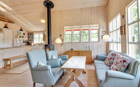 Svenja - 600M from the Sea: Maison, Chalet, Toit, Batiments Jardin, Ombre, Cabanon, Arrière-Cour, Mobilier De Jardin, Cour, Pelouse