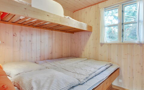 Svenja - 600M from the Sea: Bois, Chambre, Lit, Lit Superposé, Sol, Design Intérieur, Sol, Drap De Lit, Plafond, Cadre De Lit