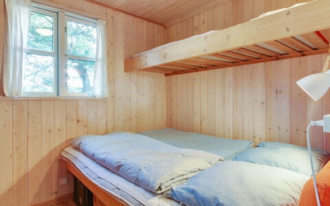 Svenja - 600M from the Sea: Chambre, Lit, Bois, Lit Superposé, Sol, Sol, Drap De Lit, Design Intérieur, Literie, Plafond