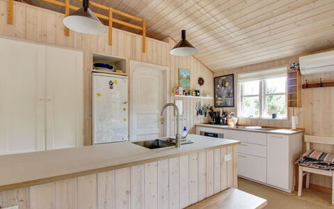 Svenja - 600M from the Sea: Bois, Cuisine, Meubles, Sol, Design Intérieur, Plafond, Sol, Comptoir, Appareil De Cuisine, Cabinetry