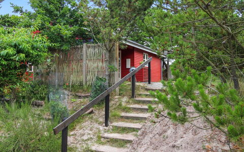 Svenja - 600M from the Sea: Bois, Arbuste, Chalet, Cabanon, Escaliers, Batiments Jardin, Dur, Planche, Siding, Arrière-Cour