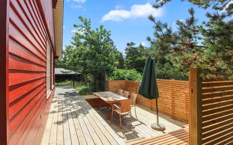 Svenja - 600M from the Sea: Bois, Dur, Tache De Bois, Planche, Plate-Forme, Composite, Parquet, Chalet, Siding, Ombre