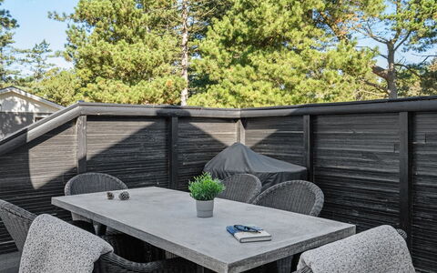 Gottfrida - 2Km from the Sea: Arbuste, Design Urbain, Couverture De Sol, Brique, Appartement, Biens, Brickwork, Balcon, Aménagement Paysager