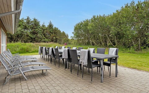 Janita - 800M from the Sea: Arbuste, Design Urbain, Couverture De Sol, Brique, Appartement, Biens, Brickwork, Balcon, Aménagement Paysager