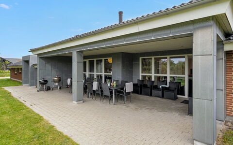 Janita - 800M from the Sea: Arbuste, Design Urbain, Couverture De Sol, Brique, Appartement, Biens, Brickwork, Balcon, Aménagement Paysager