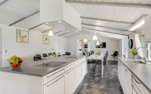 Janita - 800M from the Sea: Cuisine, Plafond, Design Intérieur, Comptoir, Sol, Principaux Appliance, Sol, Luminaire, Appareil De Cuisine, Table Cuisine Et Salle A Manger