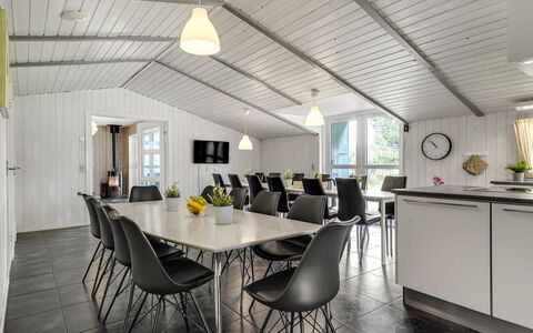 Janita - 800M from the Sea: Plafond, Design Intérieur, Luminaire, Meubles, Table Cuisine Et Salle A Manger, Chaise, Salon, Salle À Manger