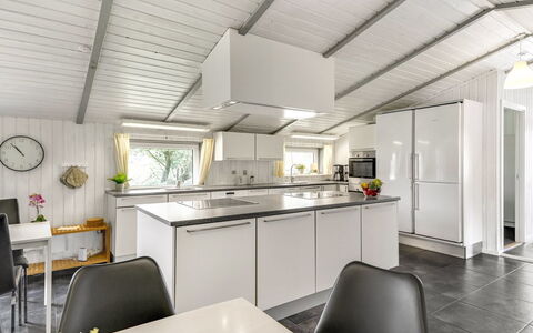 Janita - 800M from the Sea: Cuisine, Plafond, Comptoir, Principaux Appliance, Design Intérieur, Sol, Appareil De Cuisine, Meubles, Sol, Luminaire
