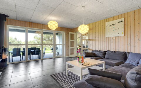 Janita - 800M from the Sea: Sol, Design Intérieur, Meubles, Bois, Plafond, Sol, Luminaire, Canapé, Salon, Éclairage