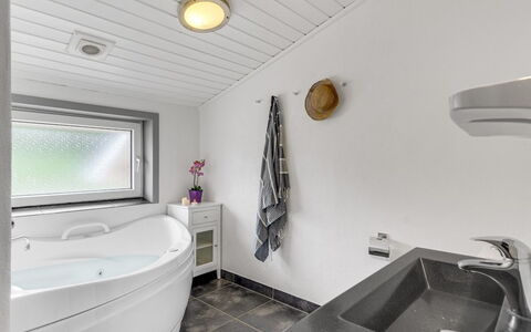 Janita - 800M from the Sea: Luminaire Plomberie, Sol, Design Intérieur, Plafond, Sol, Salle De Bains, Robinet, Évier, Plomberie, Pièce