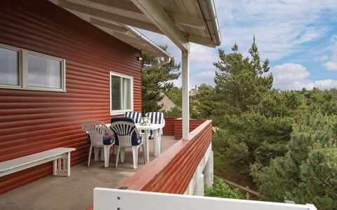 Taimi - 200M from the Sea: Bois, Porche, Domicile, Siding, Chalet, Pente, Ombre, Plate-Forme, Tache De Bois, Biens