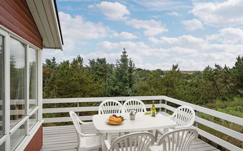 Taimi - 200M from the Sea: Meubles, Bois, Porche, Chaise, Domicile, Tache De Bois, Dur, Mobilier De Jardin, Plate-Forme, Chalet