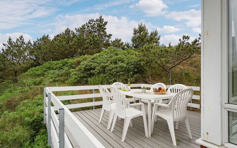 Taimi - 200M from the Sea: Bois, Porche, Balustrade, Plate-Forme, Balcon, Planche, Dur, Escaliers, Tache De Bois, Ombre
