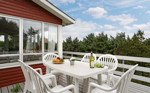 Taimi - 200M from the Sea: Bois, Meubles, Porche, Chaise, Domicile, Porte, Tache De Bois, Ombre, Mobilier De Jardin, Plate-Forme
