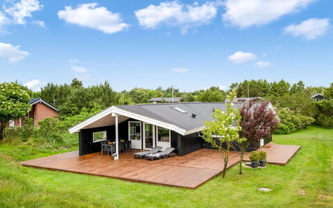 Kari - 900M from the Sea: Toit, Maison, Domicile, Chalet, Siding, Biens, Allée, Batiments Jardin, Cour, Cabanon