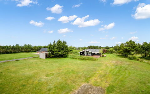 Kari - 900M from the Sea: Toit, Maison, Domicile, Chalet, Siding, Biens, Allée, Batiments Jardin, Cour, Cabanon