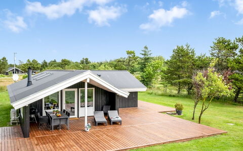 Kari - 900M from the Sea: Toit, Maison, Domicile, Chalet, Siding, Biens, Allée, Batiments Jardin, Cour, Cabanon