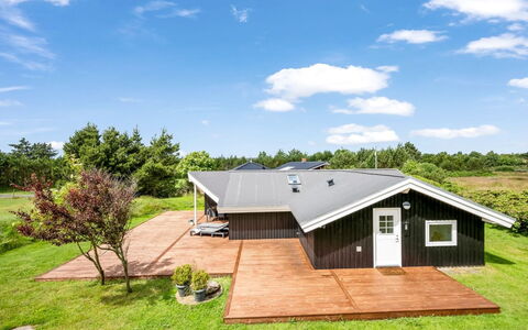 Kari - 900M from the Sea: Toit, Maison, Domicile, Chalet, Siding, Biens, Allée, Batiments Jardin, Cour, Cabanon