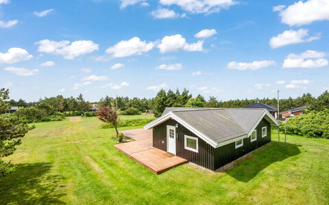 Kari - 900M from the Sea: Toit, Maison, Domicile, Chalet, Siding, Biens, Allée, Batiments Jardin, Cour, Cabanon