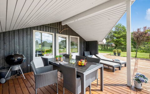 Kari - 900M from the Sea: Toit, Maison, Domicile, Chalet, Siding, Biens, Allée, Batiments Jardin, Cour, Cabanon