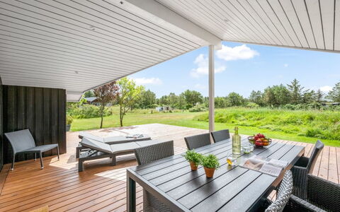 Kari - 900M from the Sea: Toit, Maison, Domicile, Chalet, Siding, Biens, Allée, Batiments Jardin, Cour, Cabanon