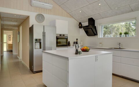 Delan - 1.3Km from the Sea: Cuisine, Sol, Design Intérieur, Comptoir, Cabinetry, Plafond, Bois, Appareil De Cuisine, Meubles, Sol