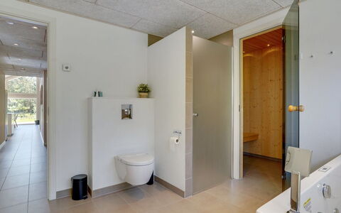 Delan - 1.3Km from the Sea: Sol, Mur, Sol, Luminaire Plomberie, Bois, Design Intérieur, Plafond, Éclairage, Salle De Bains, Porte