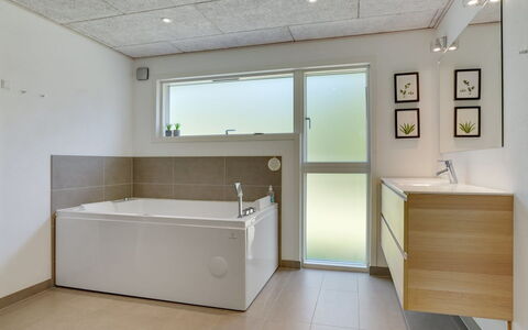 Delan - 1.3Km from the Sea: Sol, Luminaire Plomberie, Sol, Design Intérieur, Salle De Bains, Baignoire, Plafond, Robinet, Plomberie, Évier