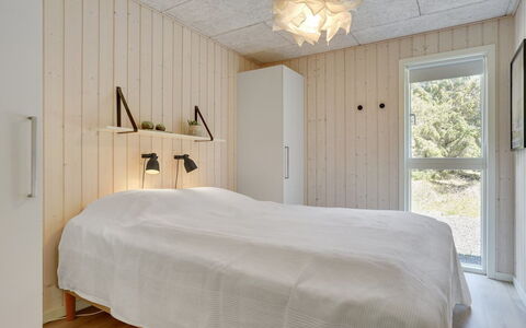 Delan - 1.3Km from the Sea: Bois, Sol, Plafond, Design Intérieur, Sol, Chambre, Luminaire, Éclairage, Pièce, Lit