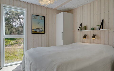 Delan - 1.3Km from the Sea: Chambre, Bois, Sol, Design Intérieur, Plafond, Sol, Lit, Drap De Lit, Literie, Cadre De Lit