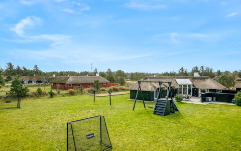 Hothbrod - 1.2Km from the Sea: Arbuste, Design Urbain, Couverture De Sol, Brique, Appartement, Biens, Brickwork, Balcon, Aménagement Paysager