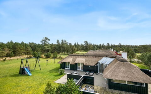 Hothbrod - 1.2Km from the Sea: Arbuste, Design Urbain, Couverture De Sol, Brique, Appartement, Biens, Brickwork, Balcon, Aménagement Paysager