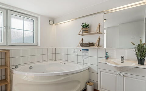 Sote - 1.2Km from the Sea: Arbuste, Design Urbain, Couverture De Sol, Brique, Appartement, Biens, Brickwork, Balcon, Aménagement Paysager