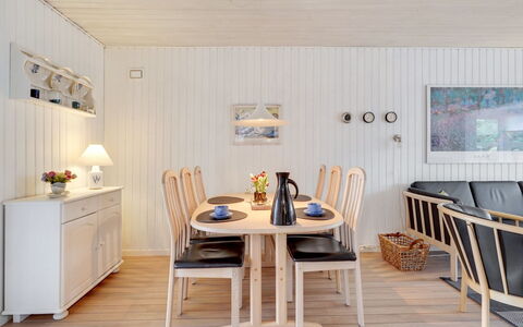 Sighmar - 900M from the Sea: Meubles, Bois, Design Intérieur, Sol, Sol, Salle À Manger, Table, Plafond, Pièce, Table Cuisine Et Salle A Manger