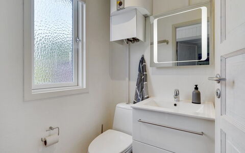 Sighmar - 900M from the Sea: Luminaire Plomberie, Salle De Bains, Design Intérieur, Sol, Sol, Armoire De Toilette, Évier, Lavabo, Plomberie, Robinet