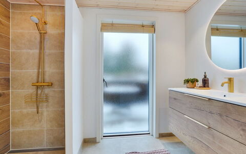 Reiko - 1.5Km from the Sea: Sol, Bois, Sol, Luminaire Plomberie, Plomberie, Armoire De Toilette, Salle De Bains, Robinet, Lavabo, Parquet