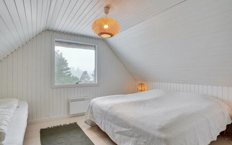 Reiko - 1.5Km from the Sea: Plafond, Bois, Design Intérieur, Sol, Sol, Luminaire, Chambre, Éclairage, Lit, Parquet