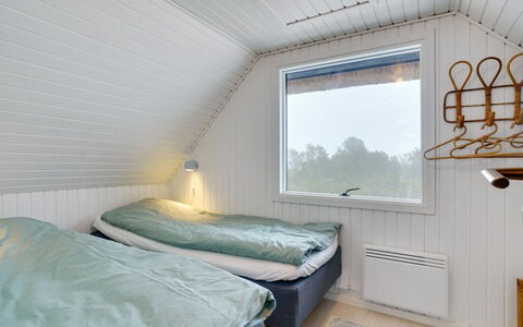 Reiko - 1.5Km from the Sea: Bois, Plafond, Chambre, Sol, Sol, Drap De Lit, Design Intérieur, Literie, Lit, Cadre De Lit