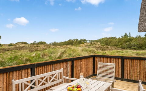 Reiko - 1.5Km from the Sea: Bois, Porche, Dur, Tache De Bois, Balcon, Plate-Forme, Planche, Clôture, Balustrade, Eco Hôtel