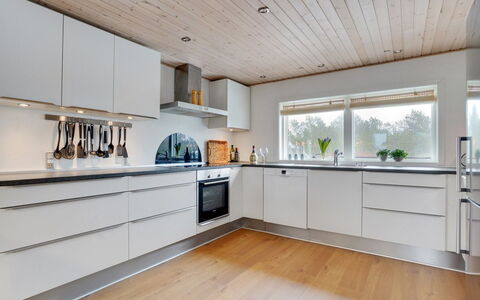 Reiko - 1.5Km from the Sea: Sol, Design Intérieur, Bois, Parquet, Plafond, Sol, Cuisine, Cabinetry, Comptoir, Domicile