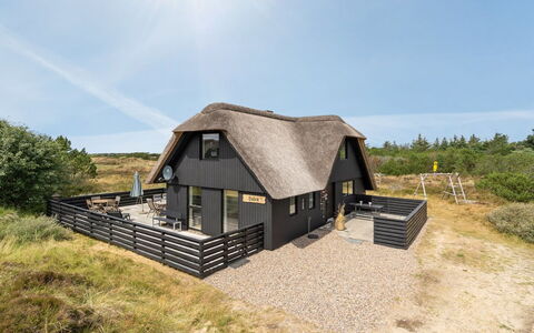 Reiko - 1.5Km from the Sea: Herbe, Maison, Toit, Chalet, Domicile, Arbuste, Ferme, Lot Terre, Zone Rurale